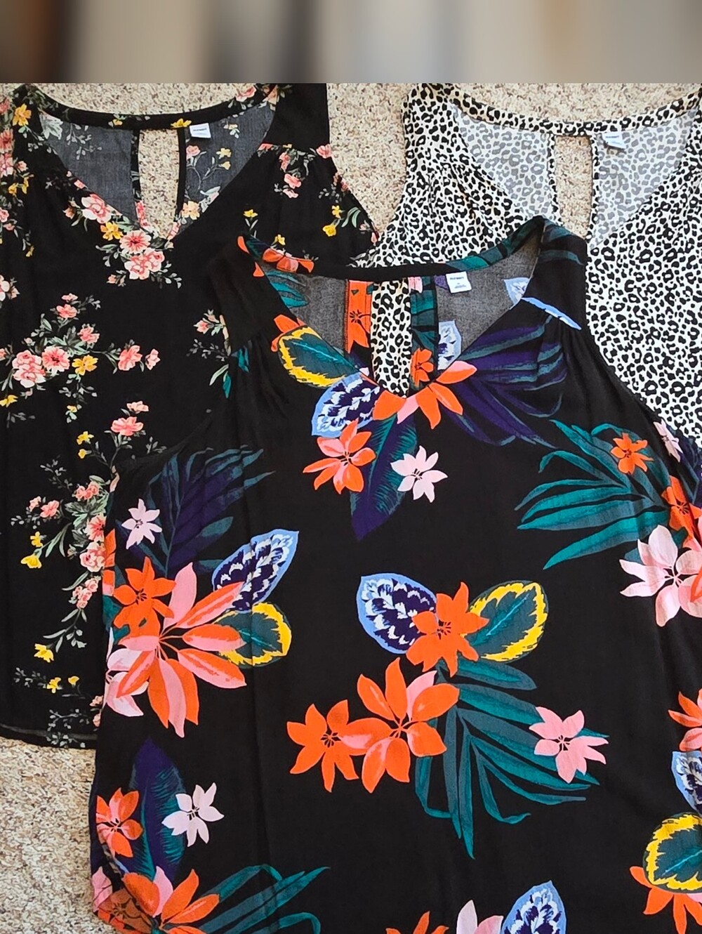 Lot Of 3 OLD NAVY XL Sleeveless V-neck Blouses Tops Lightweight for Summer - Picture 2 of 9